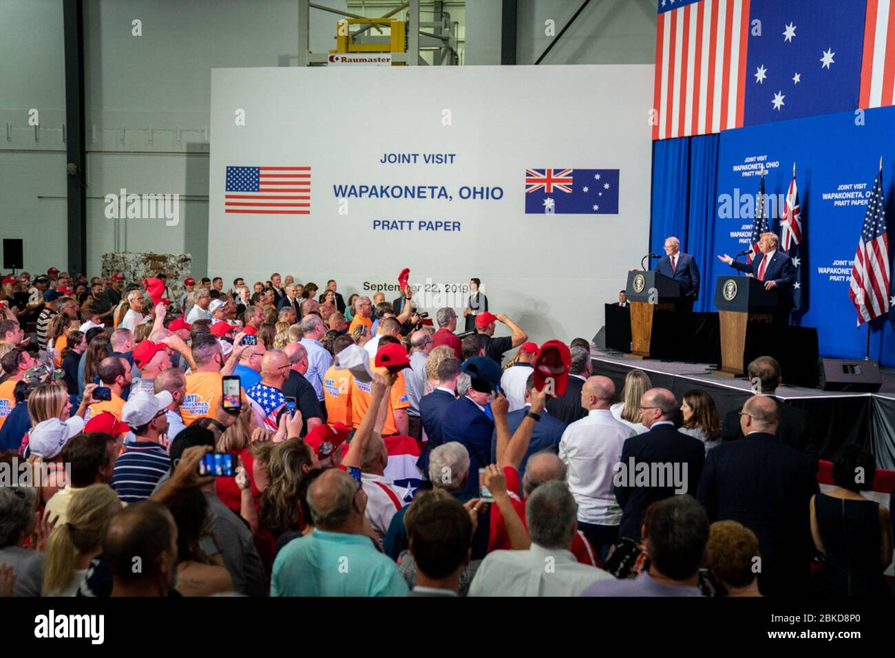 Präsident Donald Trump und der australische Premierminister Scott Morrison nahmen am 22. September 2019 an der Eröffnung des Werks von Pratt Industries in Wapakoneta, Ohio, Teil, um über wirtschaftliche Zusammenarbeit und Wachstum zwischen den USA und Australien zu diskutieren. Stockfoto