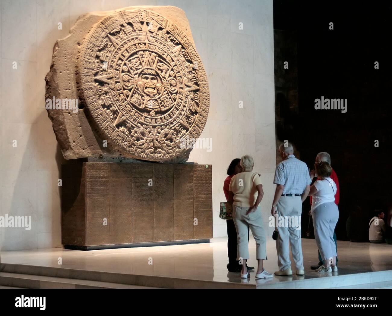 Menschen, die Aztec Sun Stone Kalender in Anthropology Museum, Mexiko-Stadt, Mexiko Stockfoto
