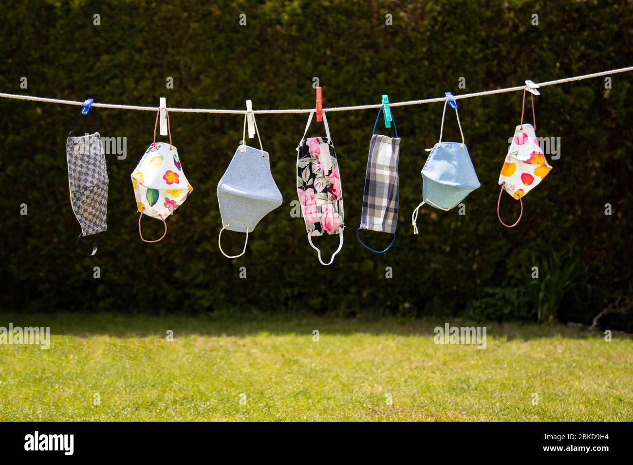 Sieben DIY-Masken zum Schutz vor COVID19 im Garten an der Leine Stockfoto