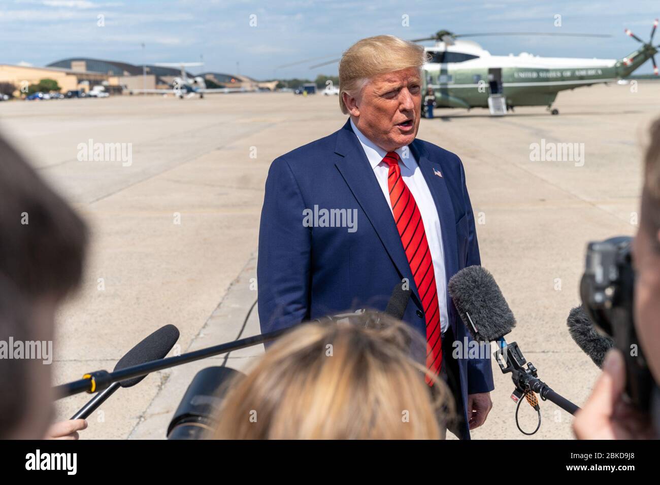Präsident Donald J. Trump spricht mit Reportern nach dem Ausstieg der Air Force an einem Donnerstag, 26. September 2019, in der Joint Base Andrews, MD. Präsident Trump kehrt aus NY zurück Stockfoto