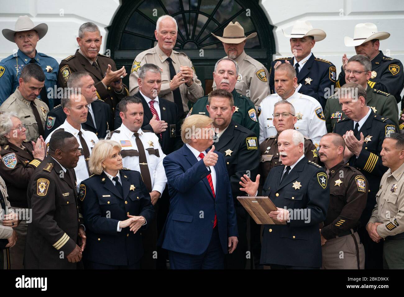 Am 26. September 2019 wurde Präsident Donald J. Trump im Südportico des Weißen Hauses eine Gedenktafel der Anerkennung von „The Nation’s Sheriffs“ überreicht, die seine Unterstützung der Strafverfolgungsbehörden würdigte. Stockfoto