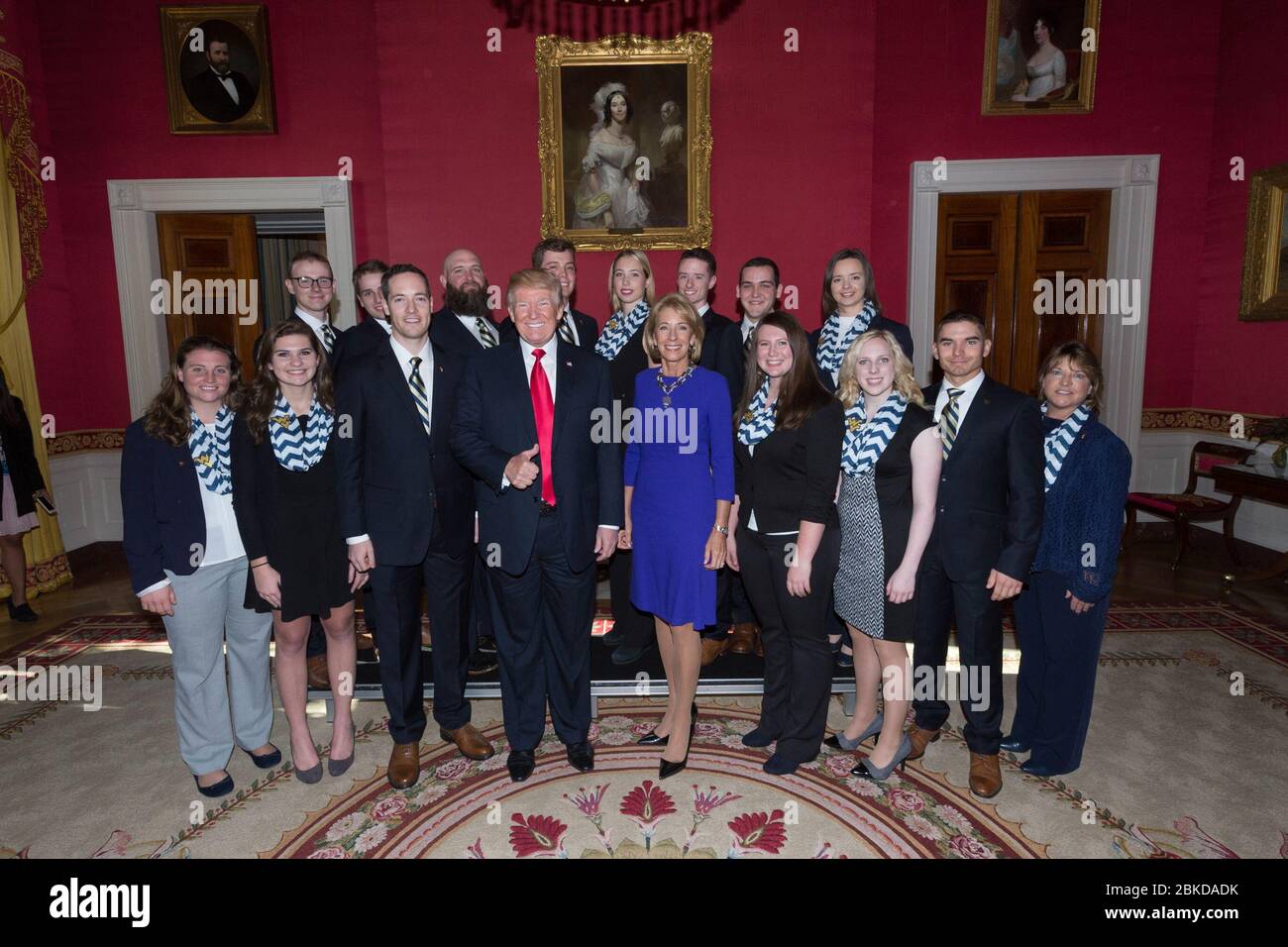 Am 17. November 2017 ehrte Präsident Donald J. Trump das NCAA National Championship Rifle Team der West Virginia University während des Collegiate National Champions Day im Weißen Haus. Stockfoto