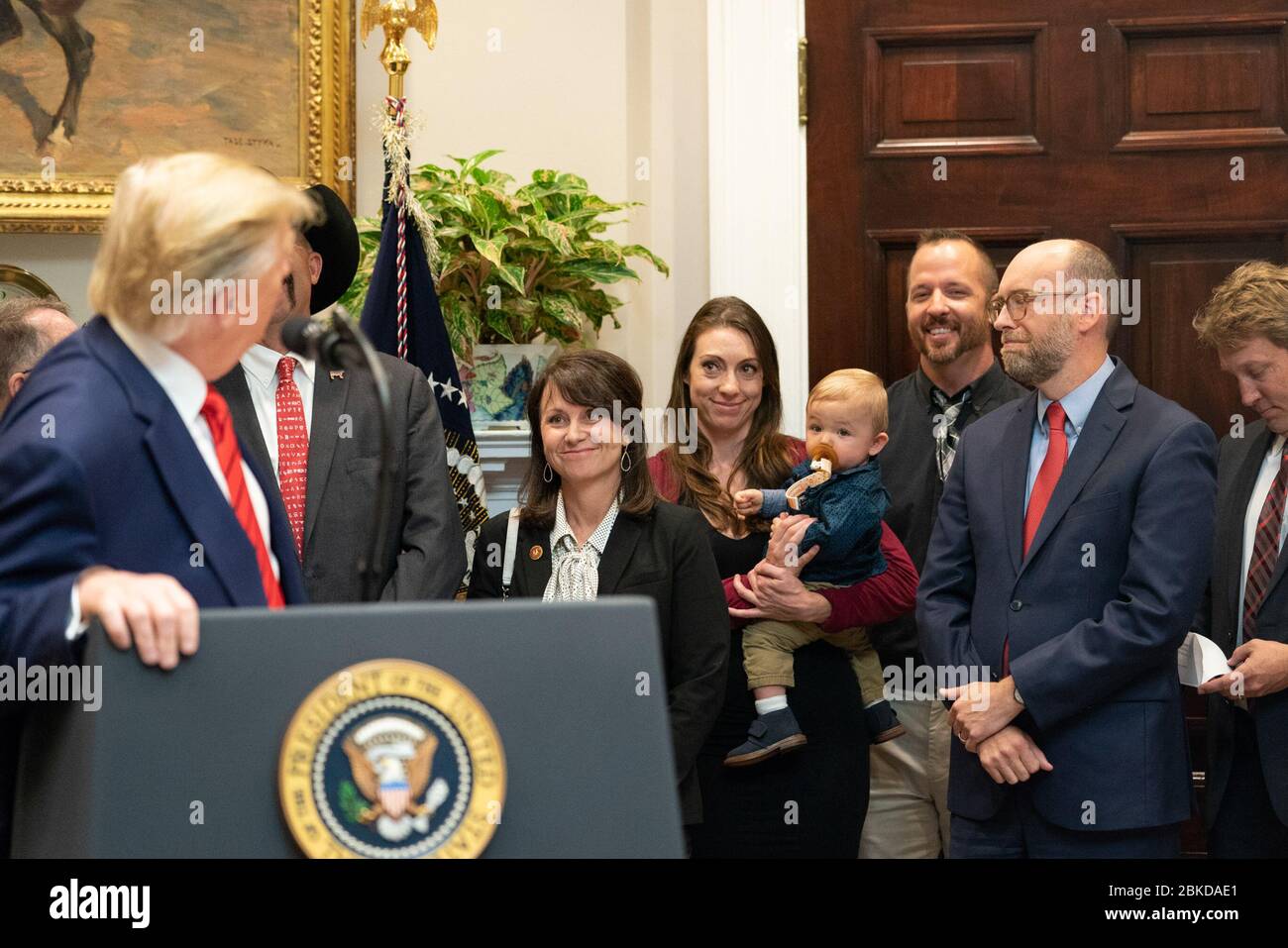 Präsident Donald J. Trump blickt auf Andy Johnson und seine Familie zurück, während er Bemerkungen vorlegte, bevor er am Mittwoch, 9. Oktober 2019, im Roosevelt-Raum des Weißen Hauses eine Anordnung zur Transparenz in der Bundesführung und Vollstreckung unterzeichnete. Präsident Trump unterzeichnet Exekutivordnungen zur Transparenz bei der Führung und Durchsetzung von Bundesbehörden Stockfoto