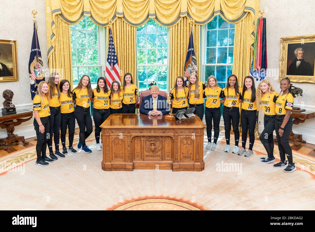 Präsident Donald J. Trump posiert für ein Foto mit Little League Softball World Championship Team North Carolina Rowan Little League Freitag, 11. Oktober 2019, im Oval Office des Weißen Hauses. Präsident Trump trifft sich mit dem Little League Baseball World Series Championship Team und dem Little League Softball World Series Championship Team Stockfoto