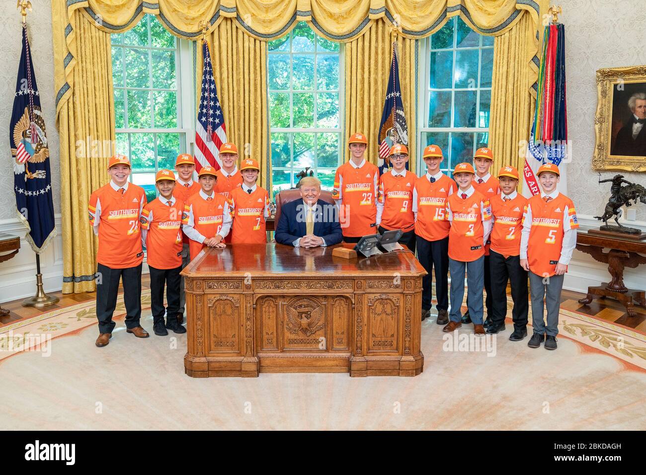 Präsident Donald J. Trump posiert für ein Foto mit Little League Baseball World Championship Team Louisianna Eastbank Little League Freitag, 11. Oktober 2019, im Oval Office des Weißen Hauses. Präsident Trump trifft sich mit dem Little League Baseball World Series Championship Team und dem Little League Softball World Series Championship Team Stockfoto