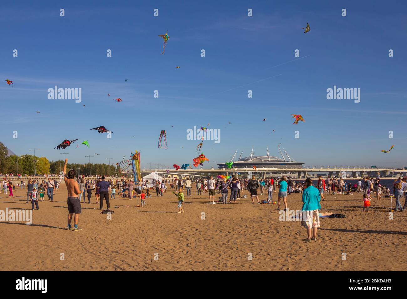 Sankt Petersburg, Russland - 31. August 2019. Menschen, die herumlaufen, bunte Bänder und Drachenfiguren hängen an Stangen und fliegen im blauen Himmel Stockfoto