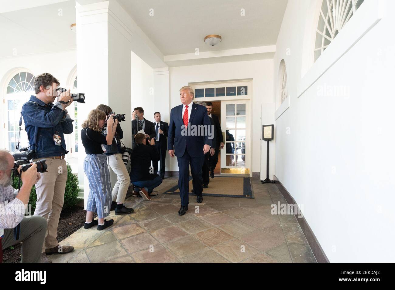 Präsident Donald J. Trump geht entlang der West Wing Colonnade auf seinem Weg, um die 2019 Stanley Cup Championship Team die St. Louis Blues Dienstag, 15. Oktober 2019, im Rosengarten des Weißen Hauses zu feiern. Präsident Trump begrüßt die Stanley Cup Champions 2019, die St. Louis Blues Stockfoto