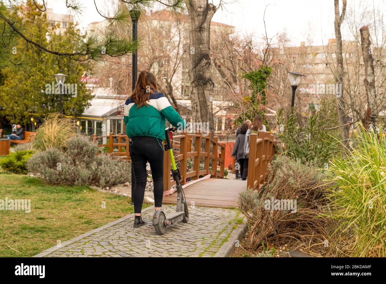 Ankara/Türkei - März 15 2020: Rückansicht von Mädchen fährt Elektroroller von Marti Tech im kugulu Park. Stockfoto