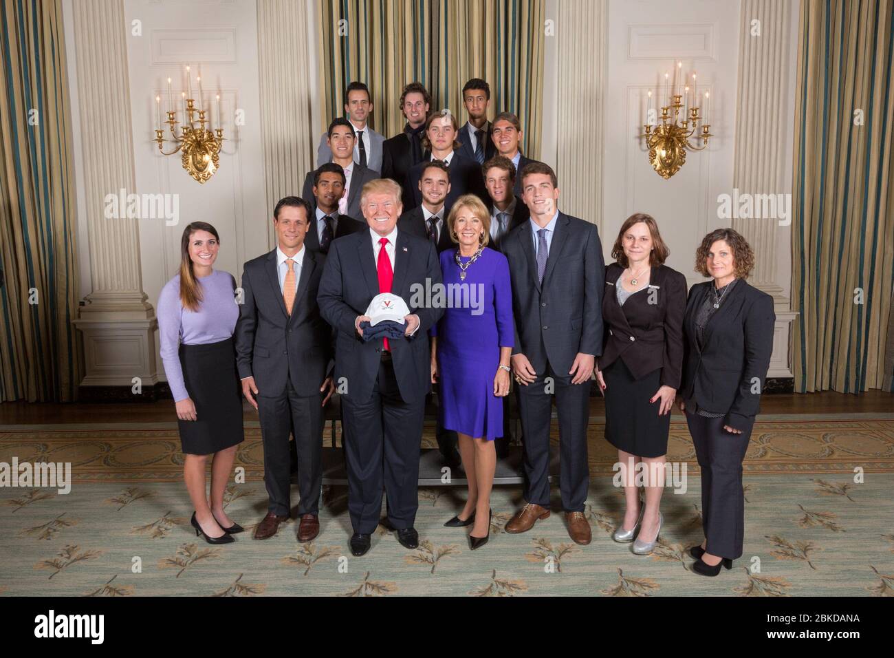 Am 17. November 2017 veranstaltete Präsident Donald J. Trump das Men’s Tennis Team der University of Virginia im Weißen Haus und würdigte ihren Sieg als NCAA National Champions. Das Team wurde für seine außergewöhnliche Leistung und Leistung im College-Tennis ausgezeichnet. Stockfoto