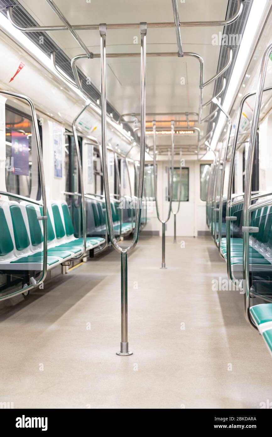 Leere Zugsitze der U-Bahn während der Coronavirus-Pandemie, selektiver Fokus auf Handlauf. Starker Rückgang des Personenverkehrs im öffentlichen Verkehr d Stockfoto