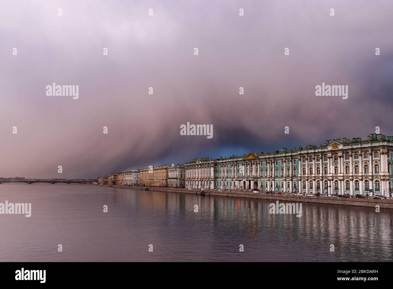 Dramatische Sonnenuntergang und Wetter vor mit Schneesturm Risiko im Frühjahr über der Eremitage in St. Petersburg. Blick auf den Fluss Neva. Stockfoto