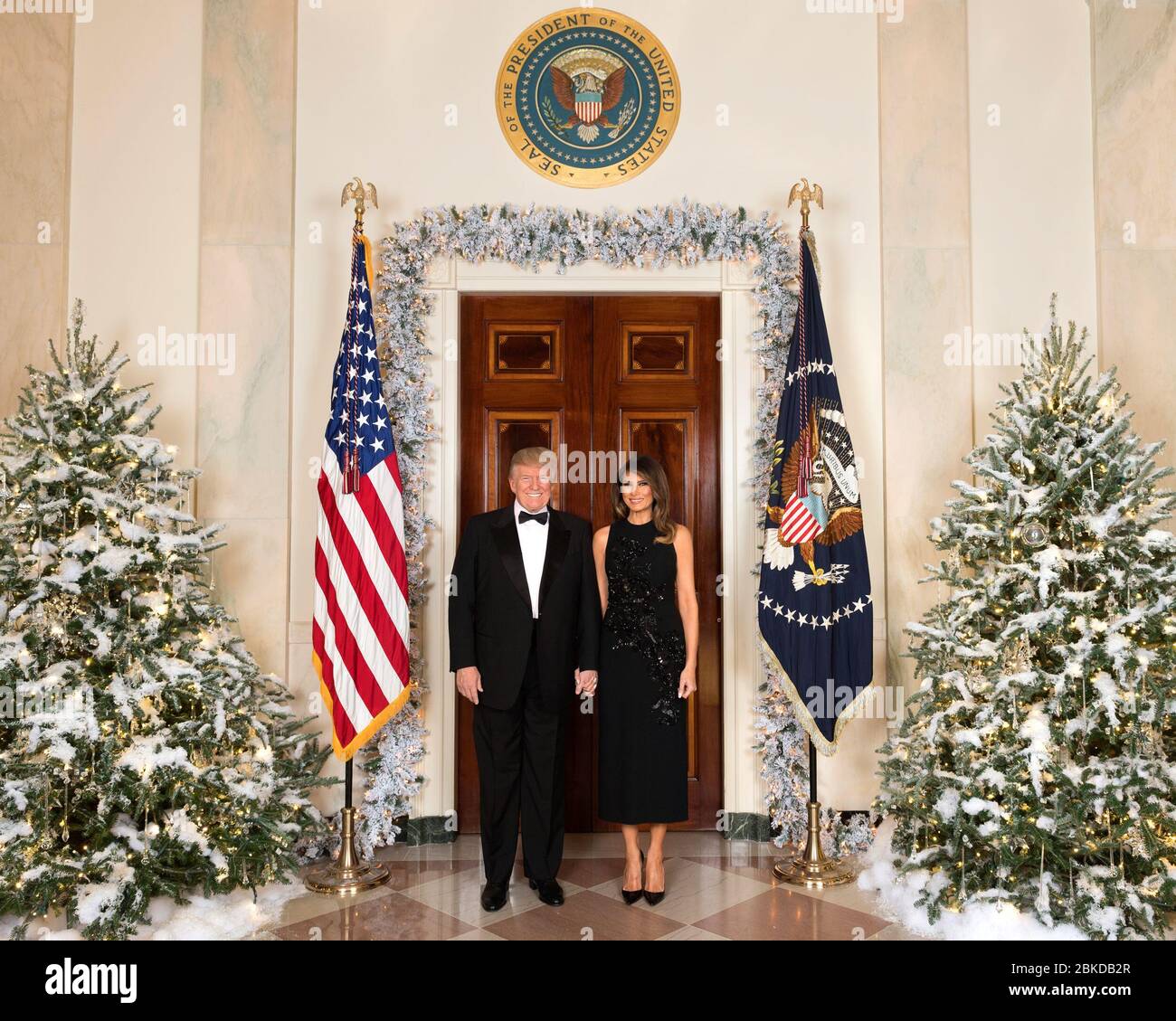 Das offizielle Weihnachtsporträt von Präsident Donald J. Trump und First Lady Melania Trump aus dem Jahr 2017, aufgenommen am 5. Dezember 2017, in dem das Paar in einem formellen Feiertagssituation präsentiert wird. Stockfoto