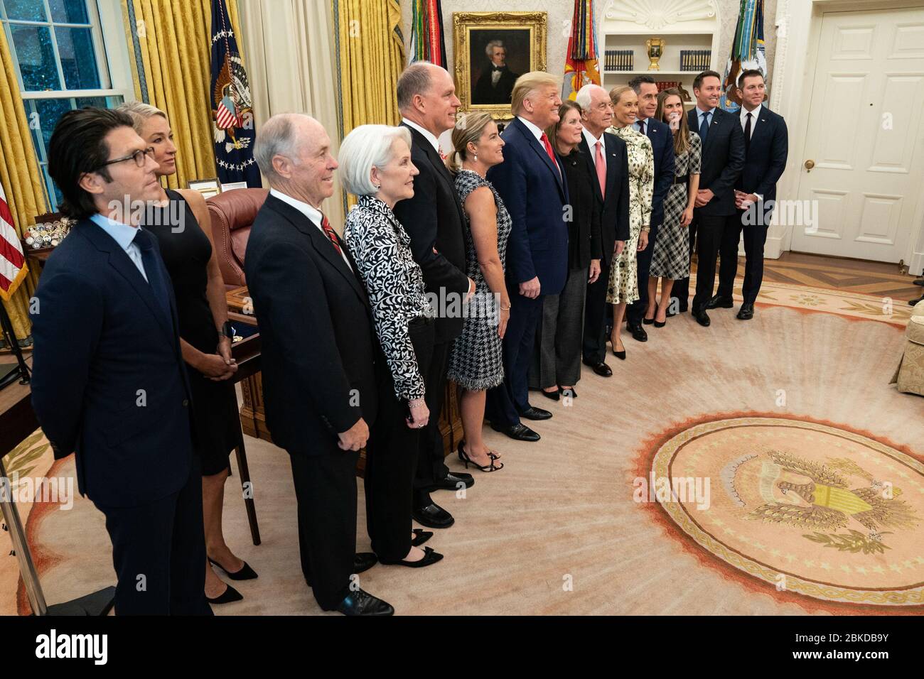 Präsident Donald J. Trump, von Roger Penske und Mitgliedern der Familie Penske beigetreten, posiert für Fotos vor der Verleihung der Presidential Medal of Freedom, die höchste zivile Ehre des Landes, an den legendären Rennfahrer und Rennteam Besitzer, Donnerstag, 24. Oktober 2019, Im Oval Office des Weißen Hauses. Roger Penske erhält die Freiheitsmedaille Stockfoto