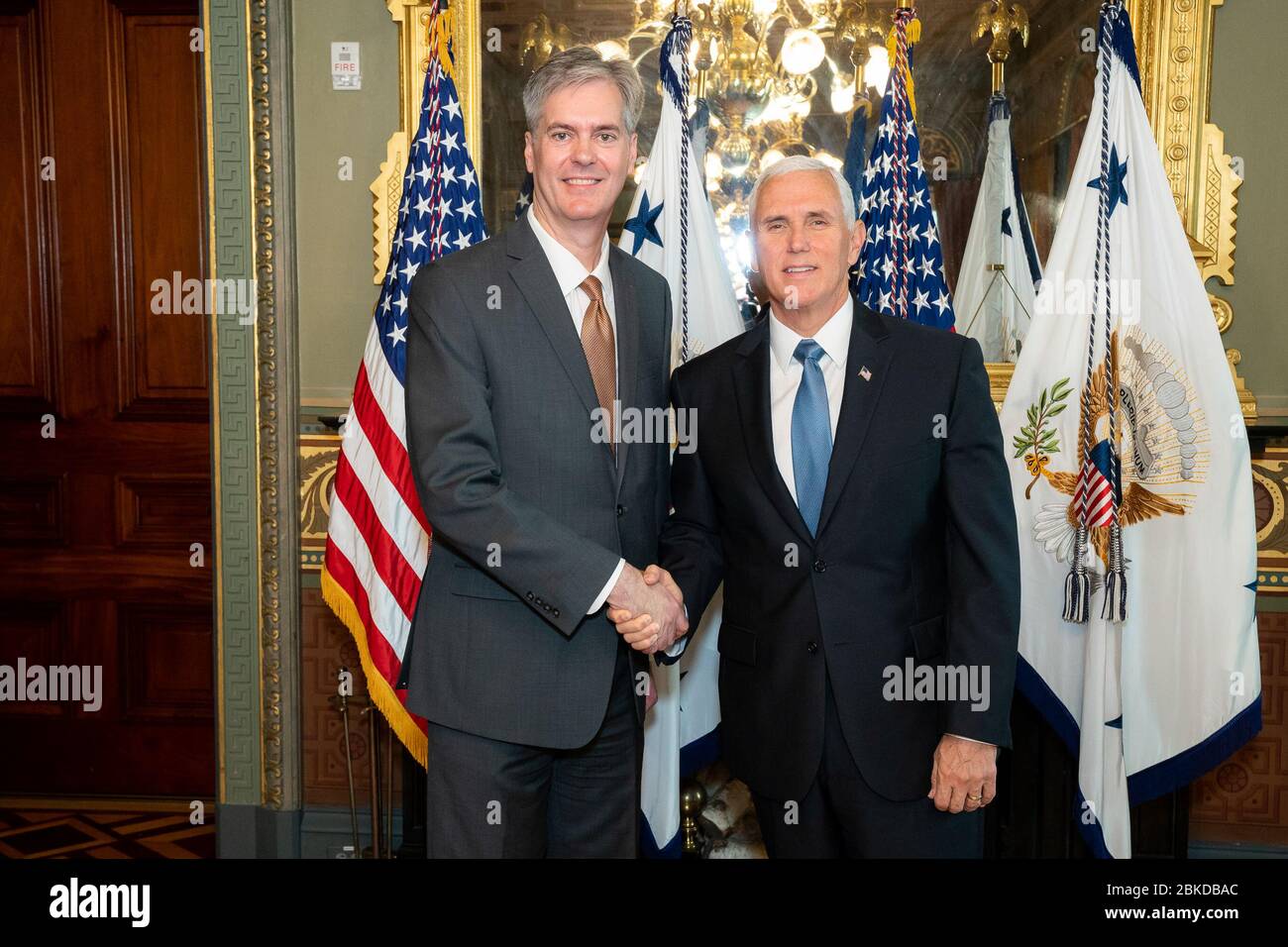 Vizepräsident Mike Pence nimmt an der feierlichen Vereidigung von Stephen Akard als Direktor des Büros für Auslandsmissionen am Freitag, 25. Oktober 2019, im Zeremonialbüro des Vizepräsidenten im Eisenhower Exekutivbüro im Weißen Haus Teil. Feierliche Vereidigung von Stephen Akard als Direktor des Büros für Auslandsmissionen Stockfoto