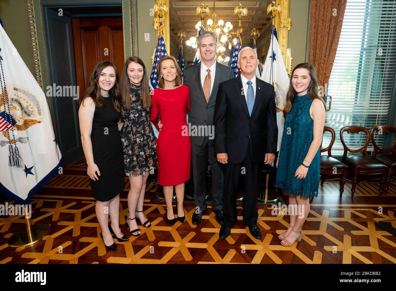 Vizepräsident Mike Pence nimmt an der feierlichen Vereidigung von Stephen Akard als Direktor des Büros für Auslandsmissionen am Freitag, 25. Oktober 2019, im Zeremonialbüro des Vizepräsidenten im Eisenhower Exekutivbüro im Weißen Haus Teil. Feierliche Vereidigung von Stephen Akard als Direktor des Büros für Auslandsmissionen Stockfoto