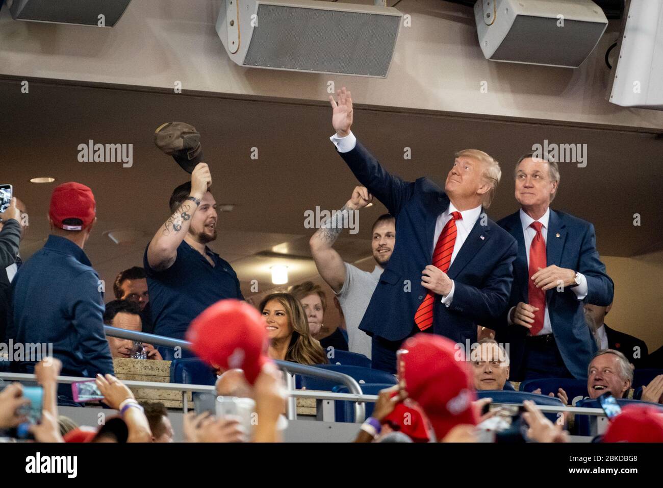 Präsident Donald J. Trump winkt der Menge während Spiel 5 der MLB World Series zwischen den Washington Nationals und den Houston Astros Sonntag, 27. Oktober 2019, im Nationals Park in Washington, D.C. Präsident Trump beim World Series Game Stockfoto