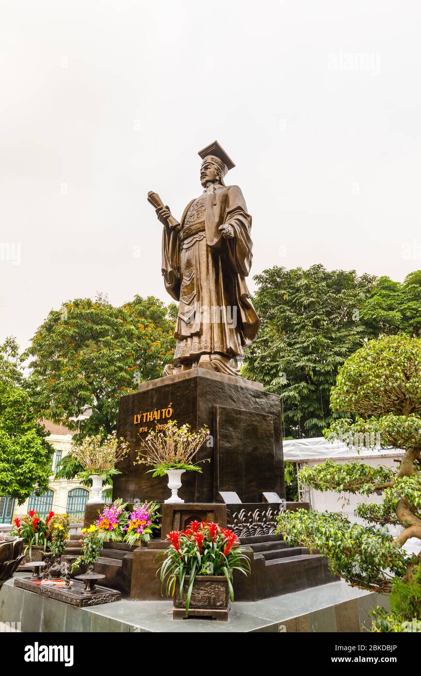 Die Ly Thai To Statue, eine große Bronzeskulptur von Kaiser Ly Thai To, Gründer der Ly Dynastie von Vietnam in der Altstadt von Hanoi, Nordvietnam Stockfoto