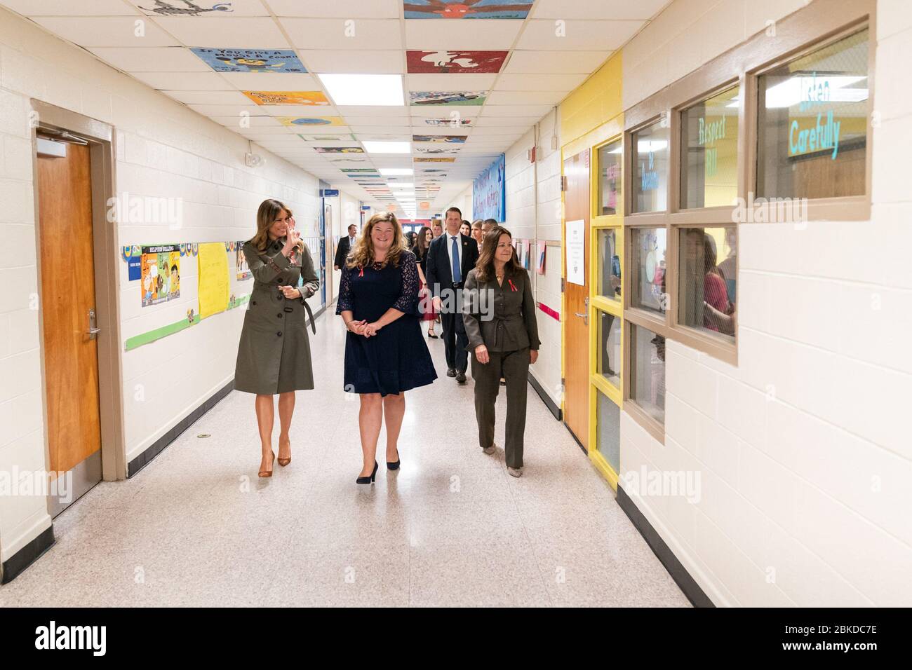 First Lady Melania Trump und Second Lady Karen Pence, begleitet von Lambs Interim School Principal Jaimie McCarthy, verabschieden sich von Schulmitarbeitern Mittwoch, 30. Oktober 2019, in der Lambs Elementary School in North Charleston, S.C. First Lady Melania Trump und Second Lady Karen Pence in South Carolina Stockfoto