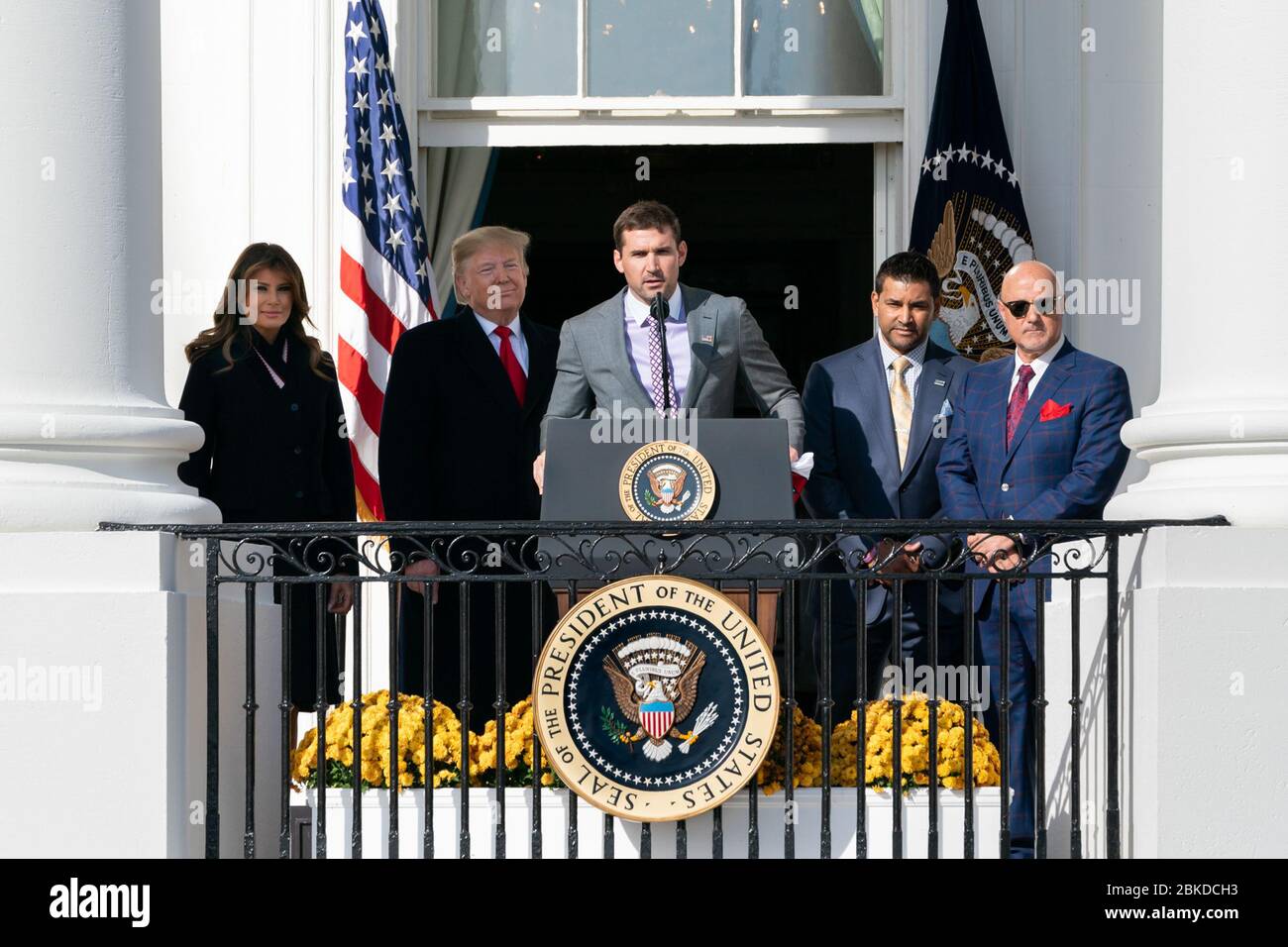 Staatsangehörige erster Baseman Ryan Zimmerman liefert Bemerkungen von der Blue Room Balkon des Weißen Hauses als Präsident Donald J. Trump, First Lady Melania Trump, Nationals Manager Dave Martinez und Nationals General Manager Mike Rizzo Blick am Montag, 4. November 2019, während der Feier der 2019 World Series Champions, Die Washington Nationals auf dem South Lawn. Präsident Trump begrüßt die Washington Nationals im Weißen Haus Stockfoto