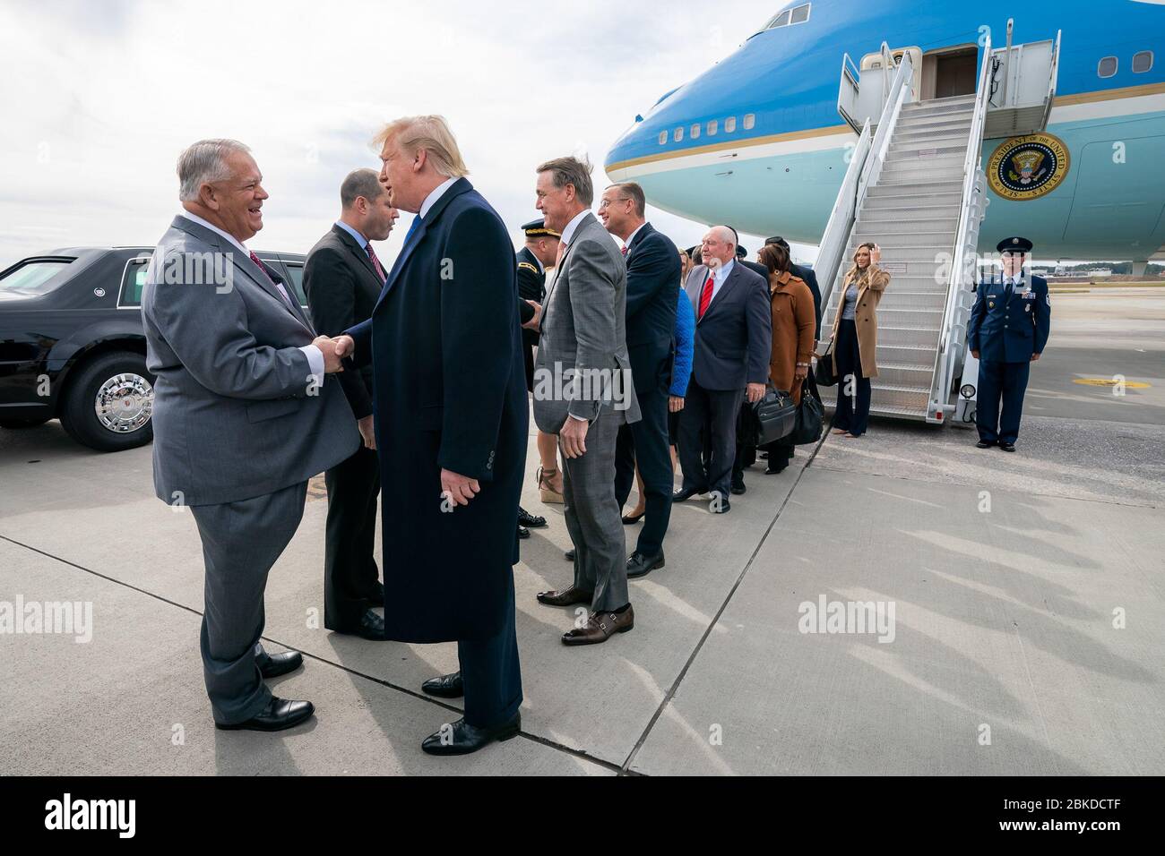 Präsident Donald J. Trump wird von lokalen und staatlichen Beamten begrüßt, nachdem er an einem Freitag, dem 8. November 2019, auf dem Dobbins Air Reserve Base in Marietta ausstieg. Präsident Trump kommt in Georgien an Stockfoto