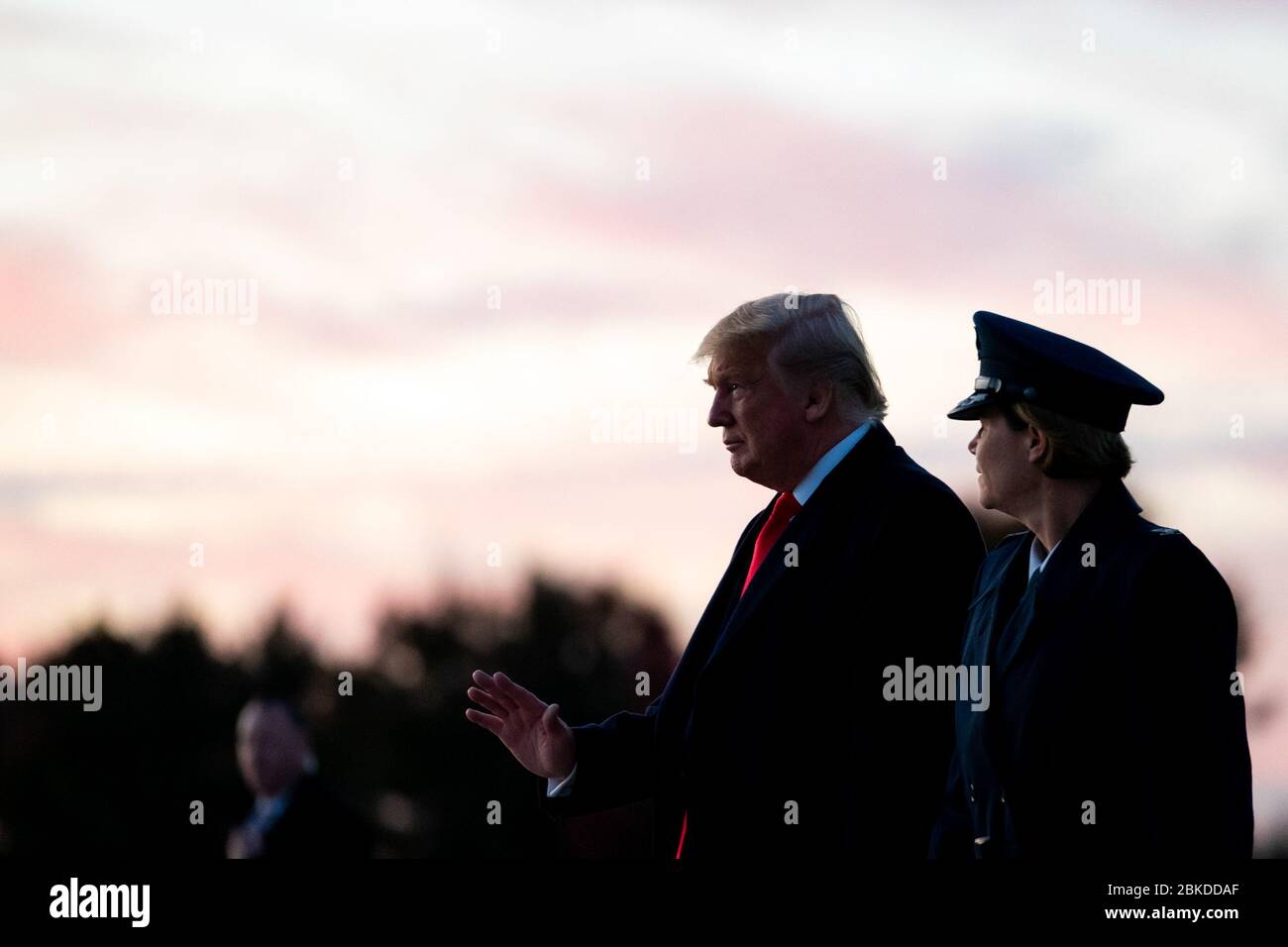 Präsident Donald J. Trump reist von Washington, D.C. nach Louisiana, um sich mit lokalen Problemen zu befassen und mit Wählern zu sprechen. Der Besuch ist Teil seiner laufenden inländischen Engagements. Stockfoto