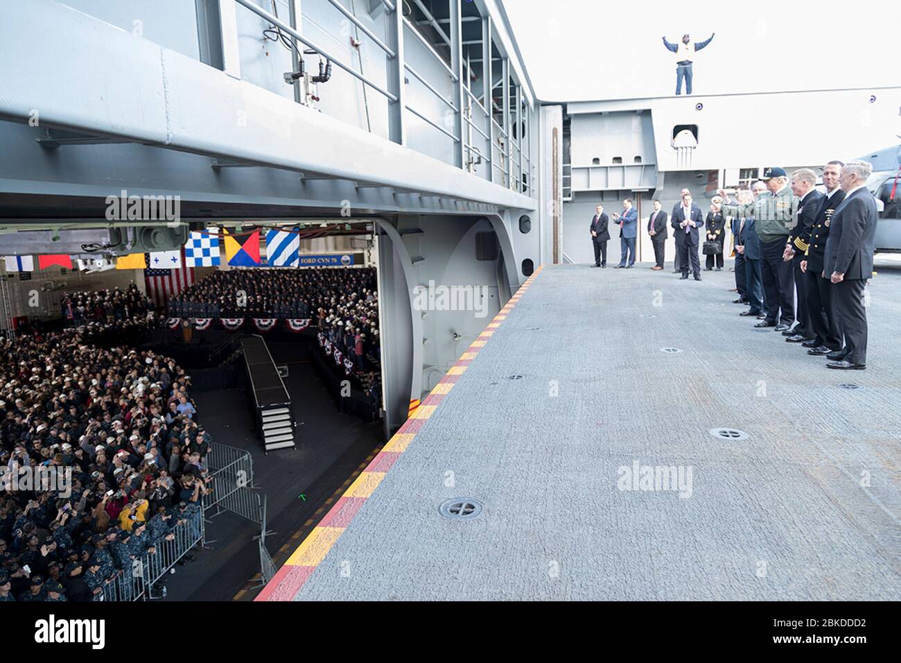 Am 2. März 2017 hielt Präsident Donald Trump an Bord der PCU Gerald R. Ford in Newport News, Virginia, während eines Meilensteins seiner ersten 100 Tage im Amt. Stockfoto