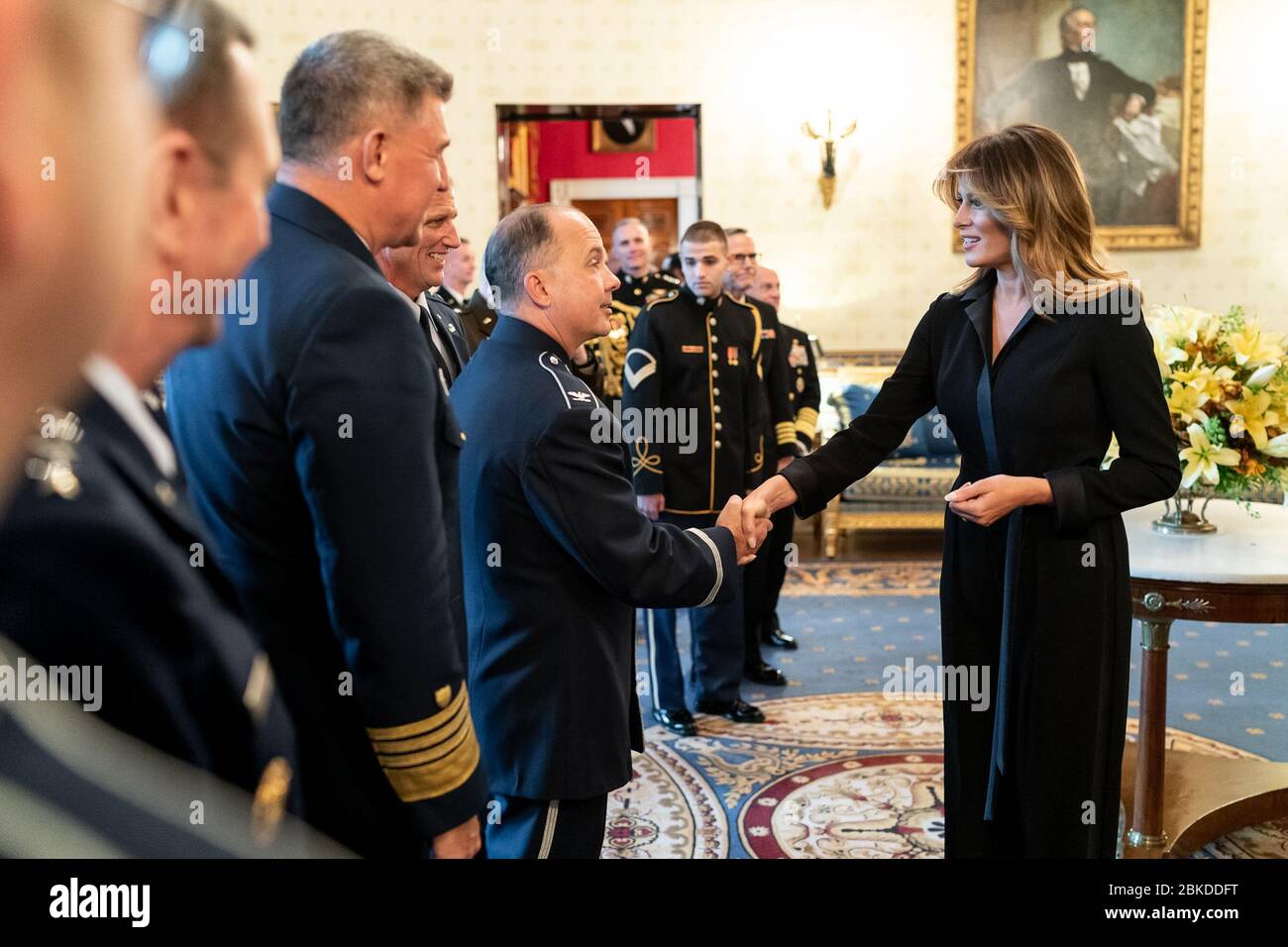 First Lady Melania Trump begrüßt die National Medal of Arts Empfänger, Musiker des US-Militärs Donnerstag, 21. November 2019, im Blauen Raum des Weißen Hauses. National Medal of Arts and National Humanities Medal Präsentationen Stockfoto