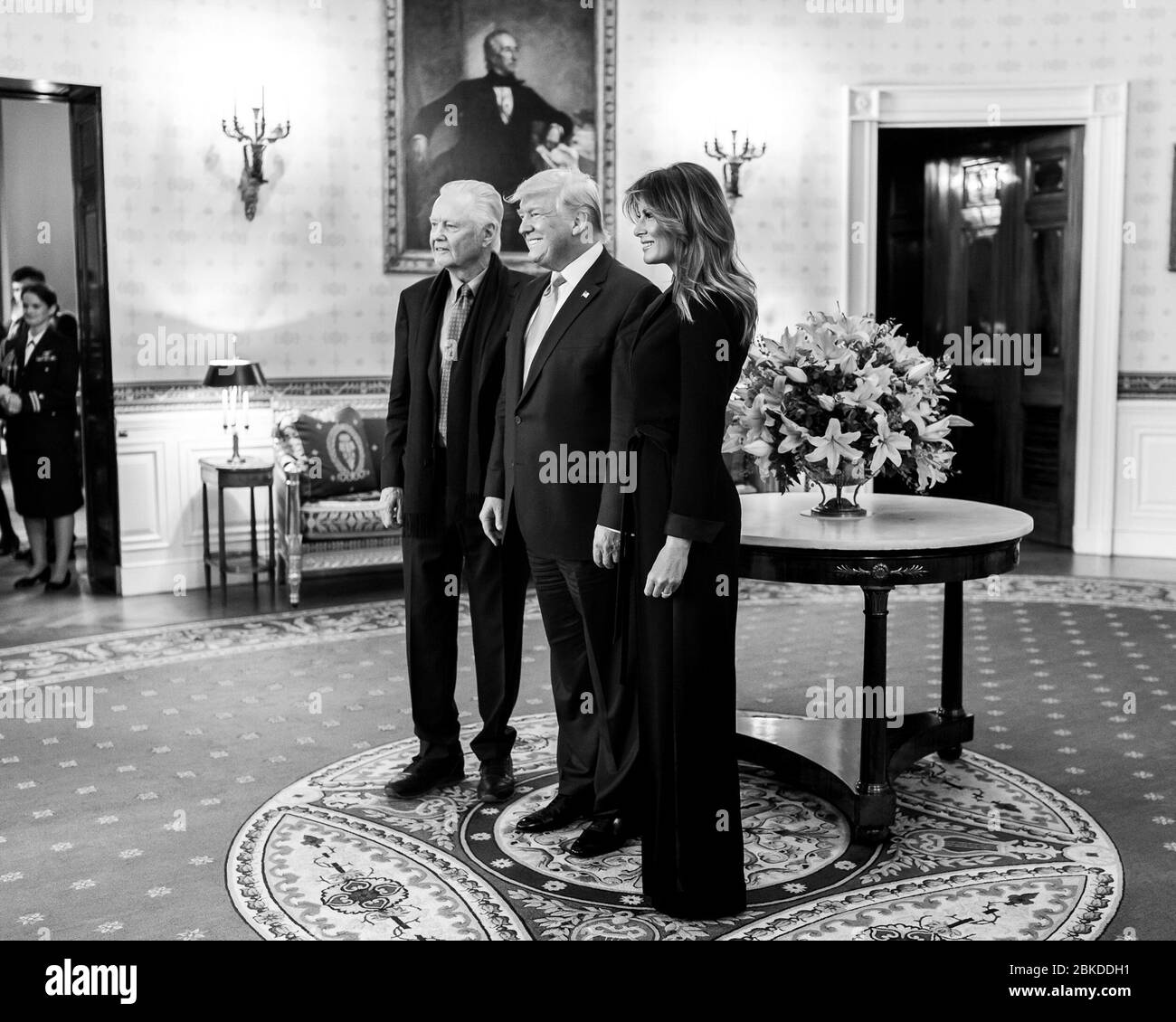 Präsident Donald J. Trump und First Lady Melania Trump posieren für ein Foto mit dem Schauspieler Jon Voight, einem National Medal of Arts Empfänger Donnerstag, 21. November 2019, im Blauen Raum des Weißen Hauses. National Medal of Arts and National Humanities Medal Präsentationen Stockfoto