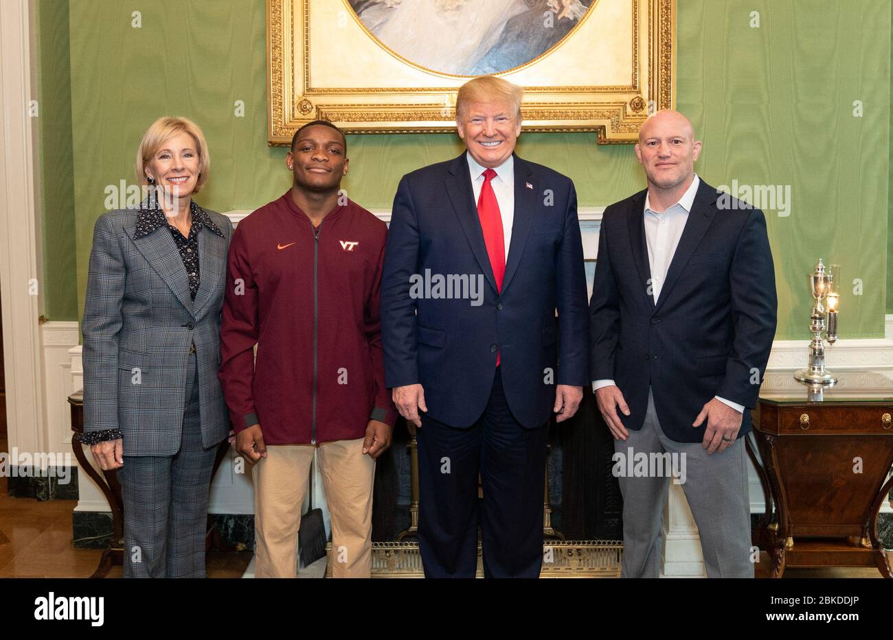 Präsident Donald J. Trump traf sich am 22. November 2019 mit Mitgliedern des NCAA Virginia Tech Men’s Wrestling Championship Teams 2019 im Weißen Haus. Die Veranstaltung feierte die Erfolge des Teams beim Sieg der NCAA Division I Wrestling Championship und würdigte ihr Engagement und ihre Leistung in der Hochschulathletik. Stockfoto