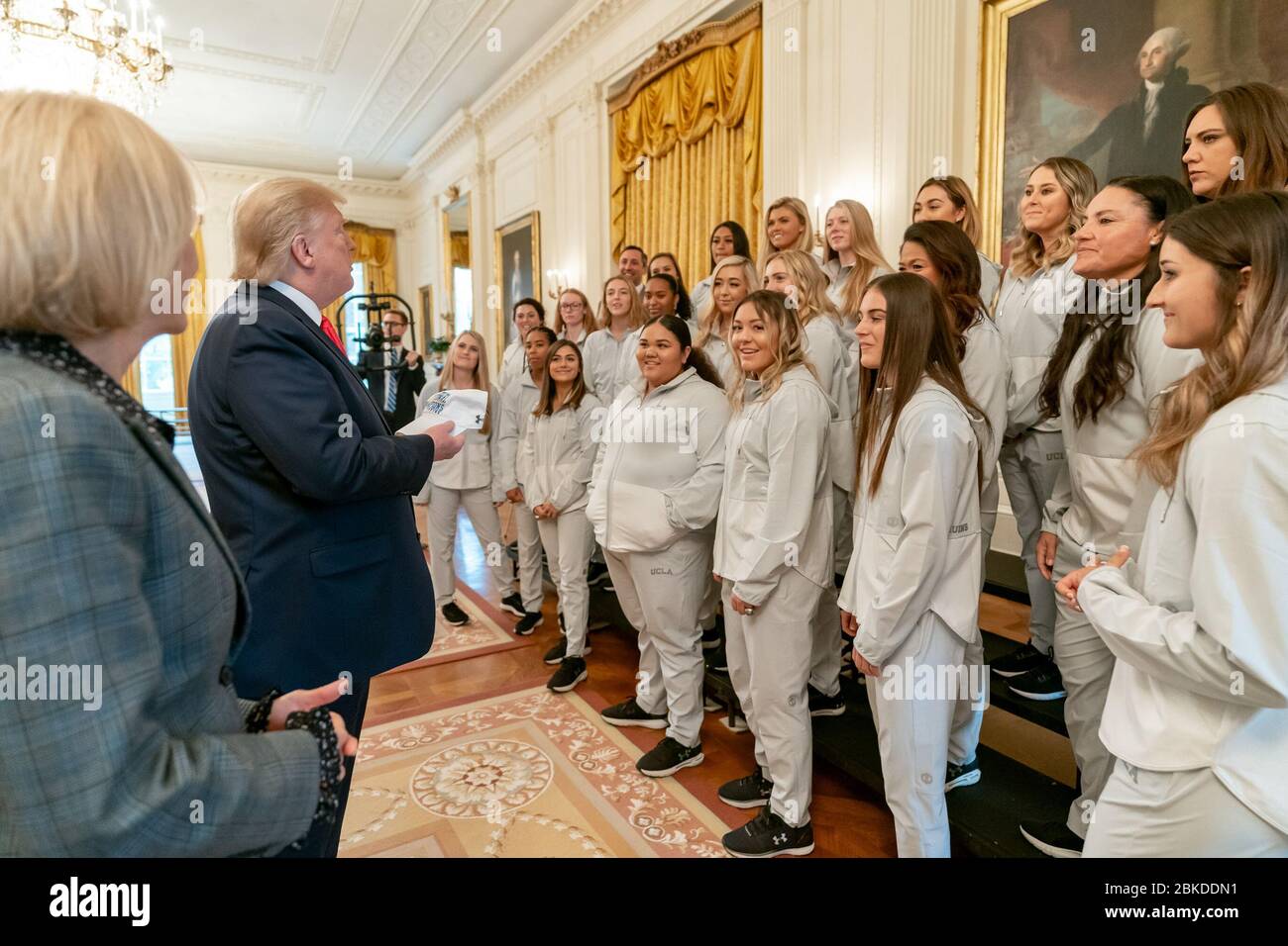 Präsident Donald J. Trump wird am Freitag, 22. November 2019, während des NCAA Collegiate National Champions Day im East Room des Weißen Hauses einen Hut vom 2019 NCAA University of California Women’s Championship Softball Team überreicht. Präsident Trump begrüßt NCAA National Champions Stockfoto