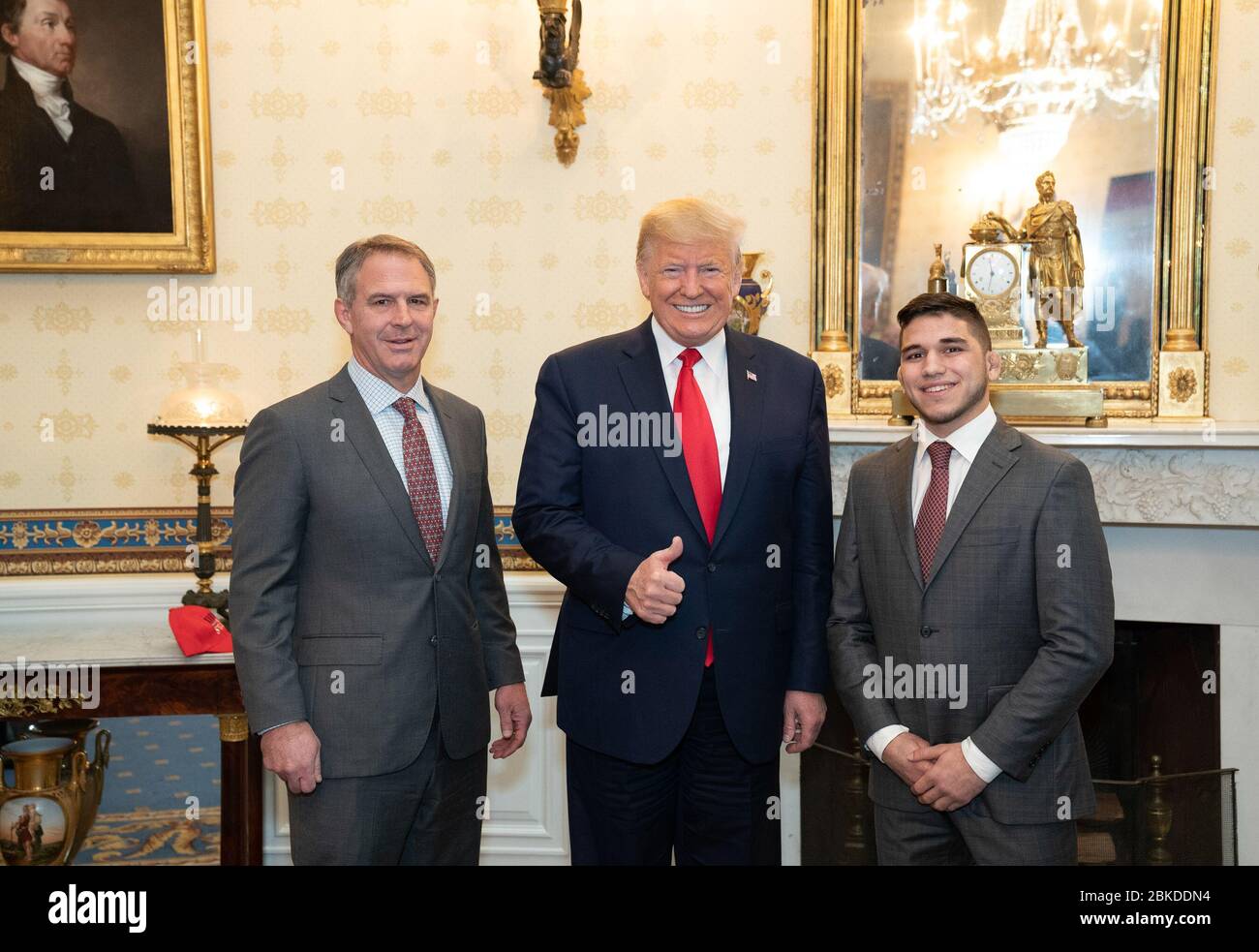 Am 22. November 2019 traf sich Präsident Donald J. Trump mit dem 2019 NCAA Cornell University Men's Wrestling Team im Weißen Haus und feierte seinen Sieg während des NCAA Collegiate National Champions Day im Blue Room. Stockfoto