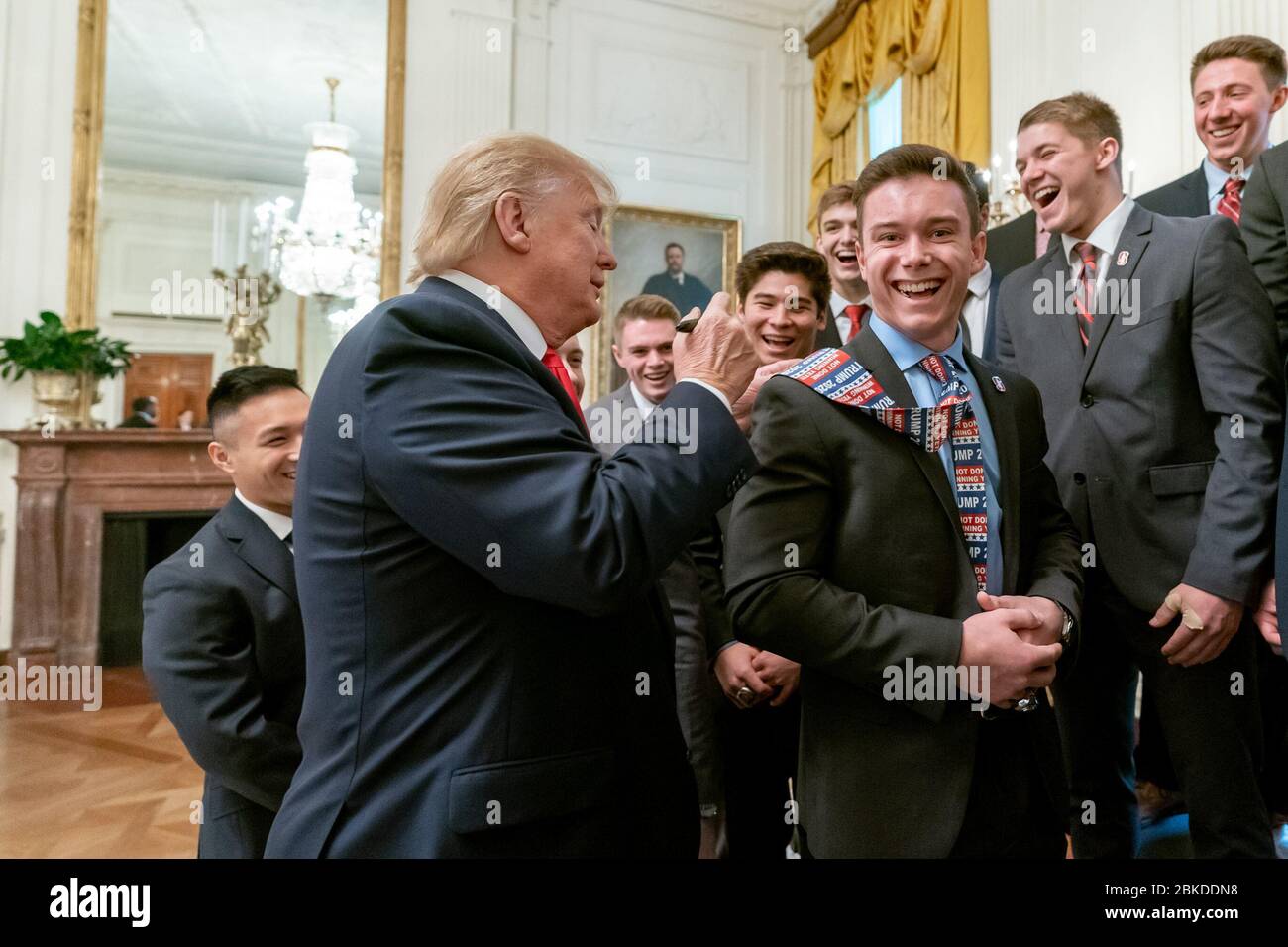 Am 22. November 2019 traf sich Präsident Donald J. Trump mit dem NCAA Stanford University Men's Gymnastics Team 2019 im Blue Room des Weißen Hauses, wo er ein Teammitglied in Anerkennung seines nationalen Meisterschaftssieges unterzeichnete. Stockfoto