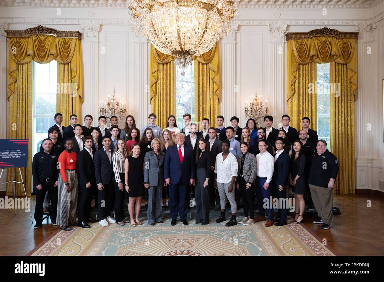 Am 22. November 2019 trifft sich Präsident Donald Trump mit den 2019 NCAA Columbia University-Barnard College Fechten Teams im Weißen Haus, um ihre nationalen Meisterschaftssiege zu feiern. Stockfoto