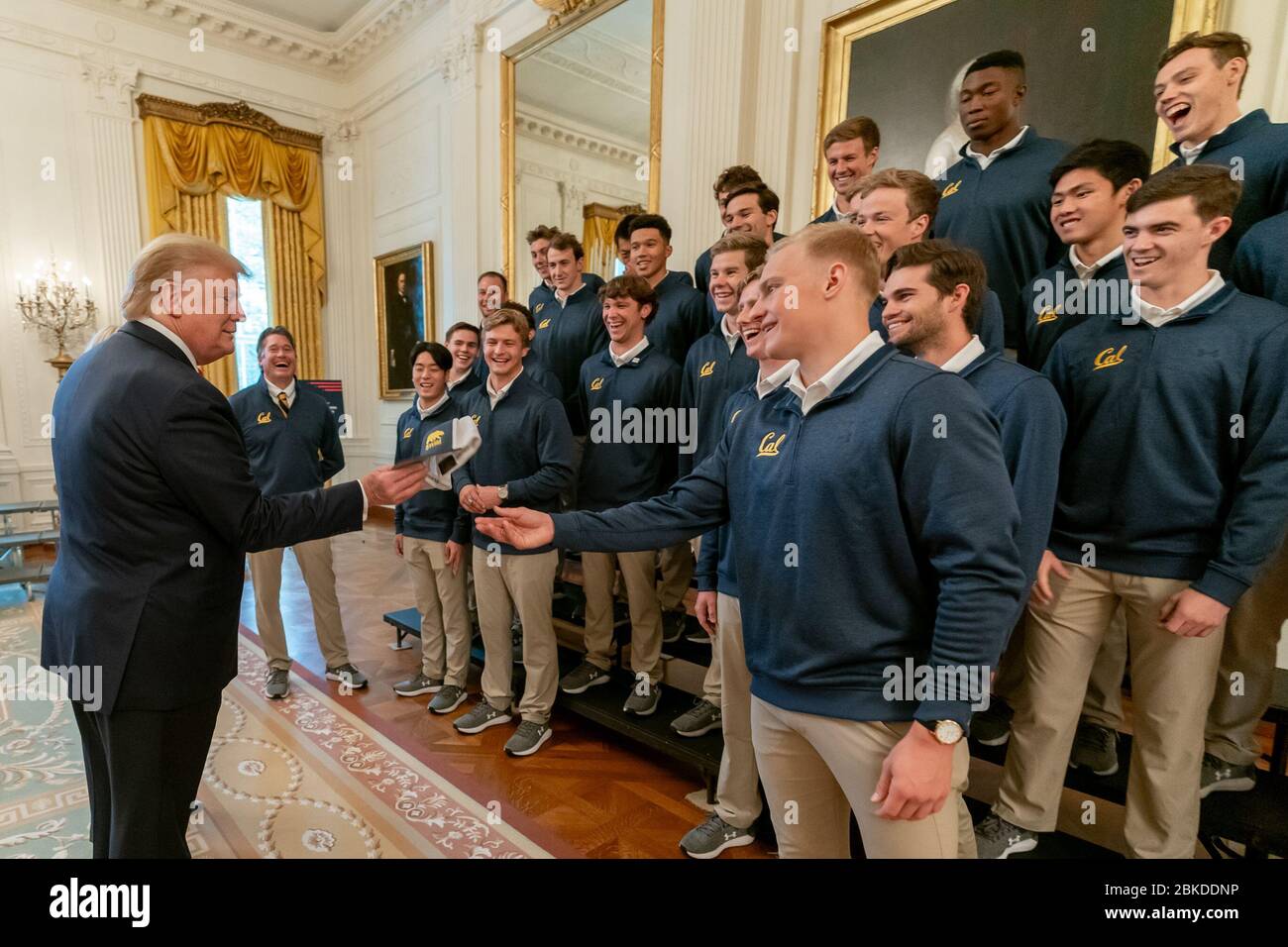 Präsident Donald J. Trump wird am Freitag, 22. November 2019, während des NCAA Collegiate National Champions Day im East Room des Weißen Hauses einen Mannschaftshut vom 2019 NCAA University of California Men’s Championship Swim Team überreicht. Präsident Trump begrüßt NCAA National Champions Stockfoto