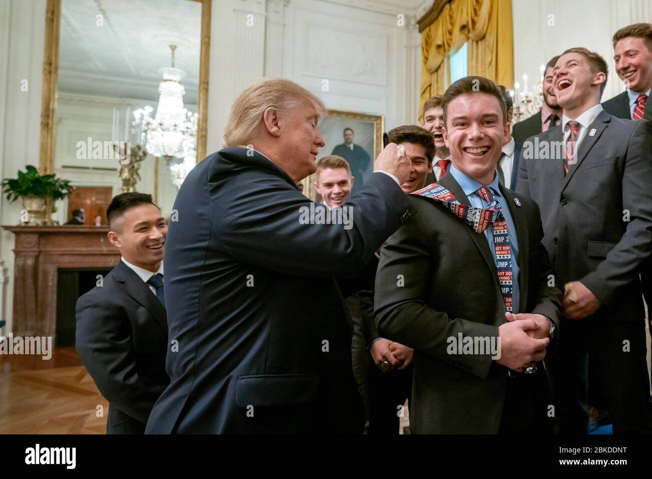 Am 22. November 2019 unterzeichnete Präsident Donald J. Trump eine Krawatte, die von einem Mitglied des NCAA Stanford University Men's Champion Gymnastics Teams 2019 im Weißen Haus getragen wurde. Stockfoto
