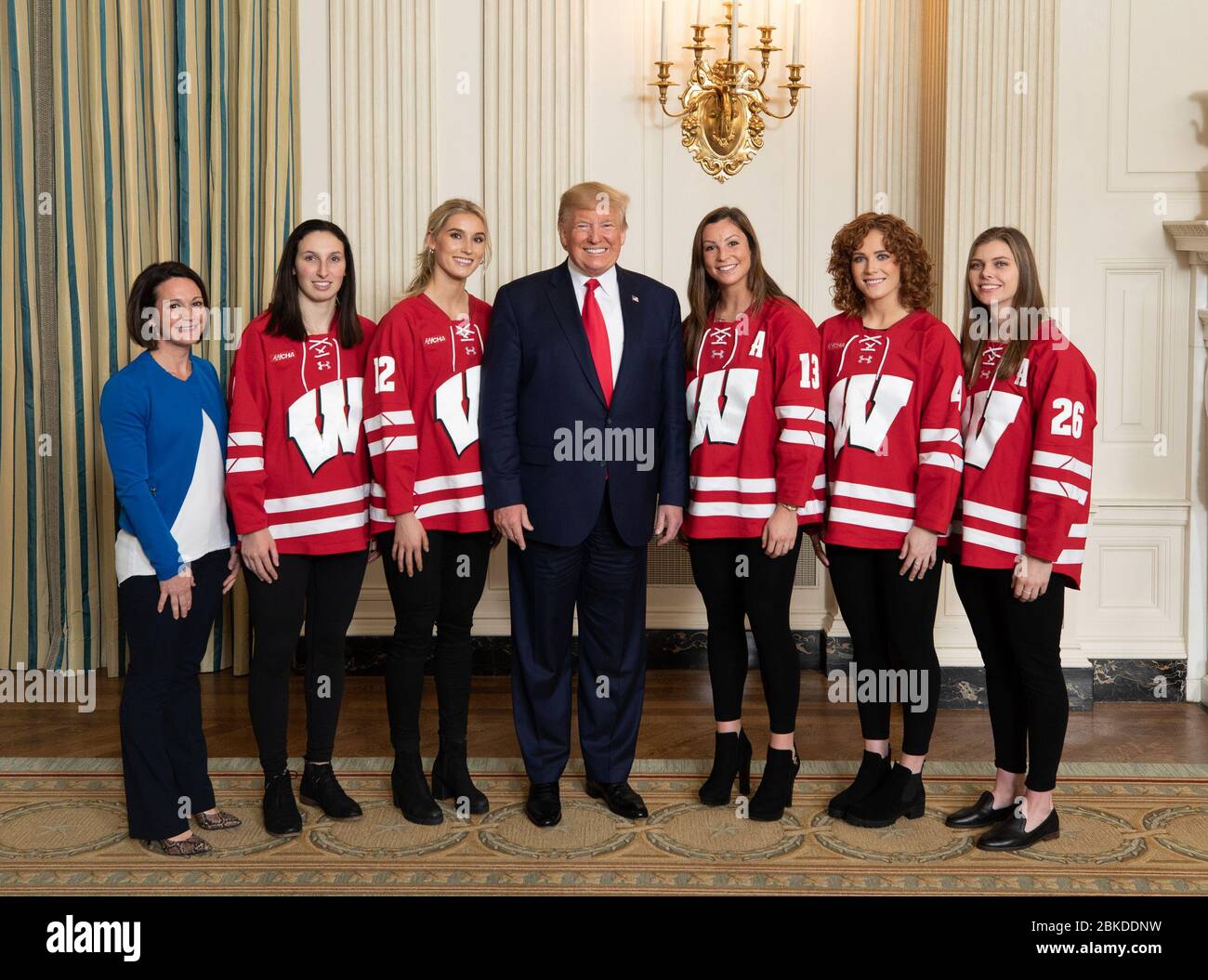 Am 22. November 2019 traf sich Präsident Donald Trump mit dem 2019 NCAA University of Wisconsin-Madison Women's Hockey Team im Roten Saal des Weißen Hauses, um ihren nationalen Meistertitel zu feiern. Stockfoto