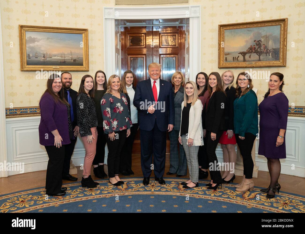 Am 22. November 2019 veranstaltete Präsident Donald J. Trump das 2019 NCAA Stephen F. Austin State University Women’s Bowling Team im Blue Room des Weißen Hauses, um ihren nationalen Meisterschaftssieg im Collegiate Bowling zu feiern. Stockfoto