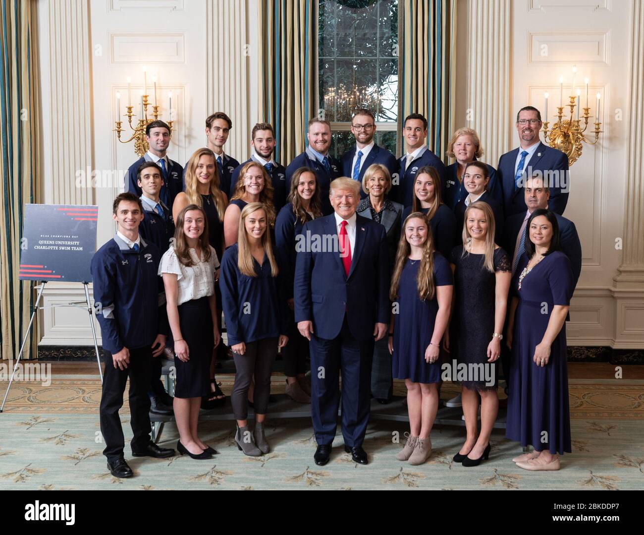 Am 22. November 2019 traf sich Präsident Donald Trump mit Mitgliedern des NCAA Queens University Charlotte Champion Swim Teams 2019 im Weißen Haus, um ihren Sieg am NCAA Collegiate National Champions Day zu ehren. Stockfoto