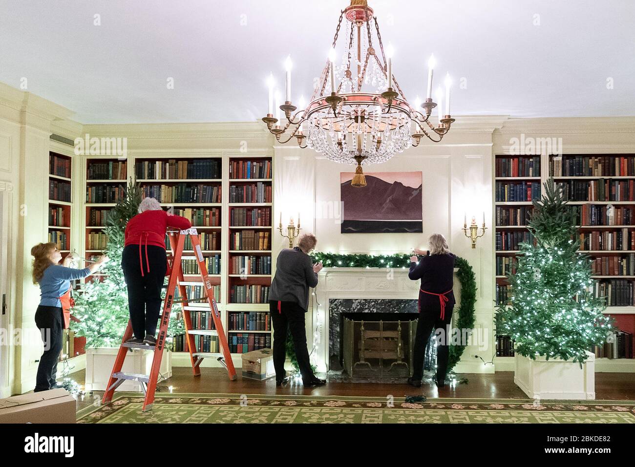 Freiwillige arbeiten an der Dekoration des Weißen Hauses für die Weihnachtszeit 2019 und bereiten festliche Ausstellungen und Dekorationen für die offizielle Feiertagsfeier vor. Stockfoto