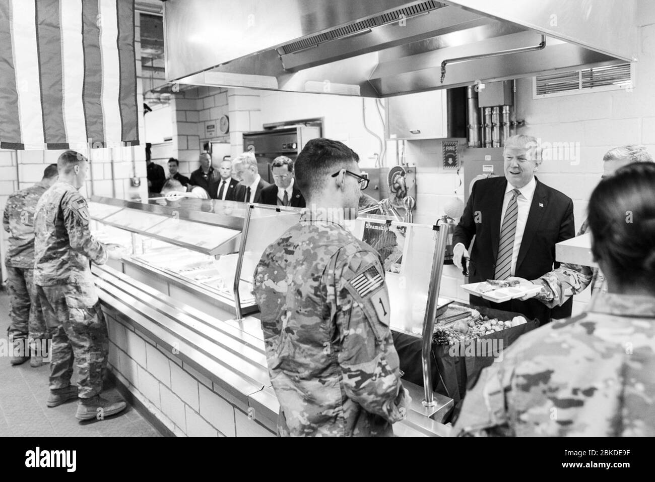 Präsident Donald J. Trump serviert Thanksgiving Dinner am Donnerstag, 28. November 2019, auf dem Bagram Air Base, Afghanistan. Präsident Trump verbringt Thanksgiving mit Truppen in Afghanistan Stockfoto