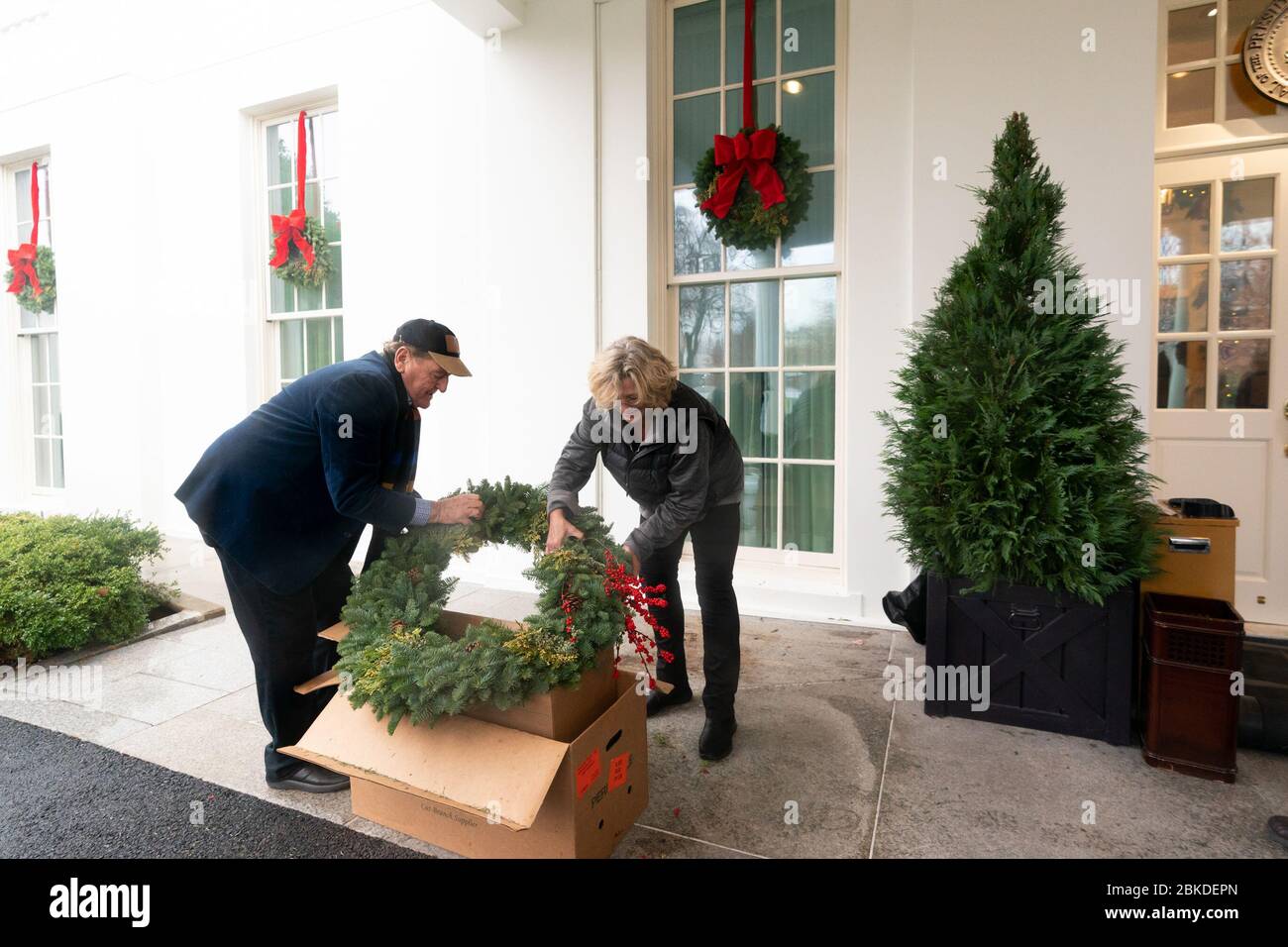 Freiwillige bereiten Dekorationen für die Weihnachtszeit 2019 im Weißen Haus vor. Freiwillige schmücken das Weiße Haus für Weihnachten 2019 Stockfoto