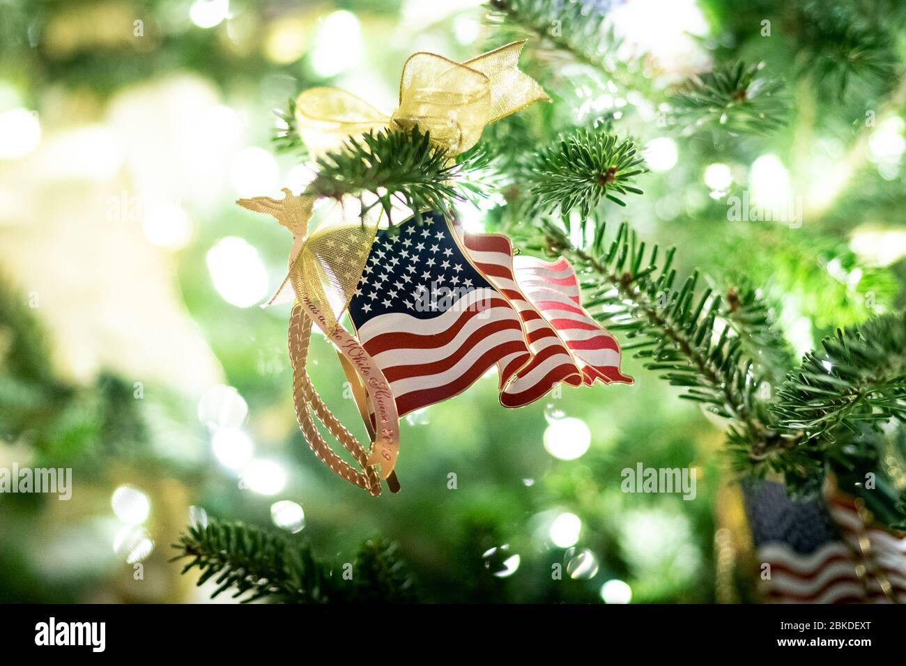 Am 1. Dezember 2019 wurde das offizielle Weihnachtsschmuck der First Family auf dem Weihnachtsbaum im Zimmer des Buchhändlers im Weißen Haus ausgestellt. Das Ornament ist Teil der jährlichen Weihnachtstradition des Weißen Hauses. Stockfoto