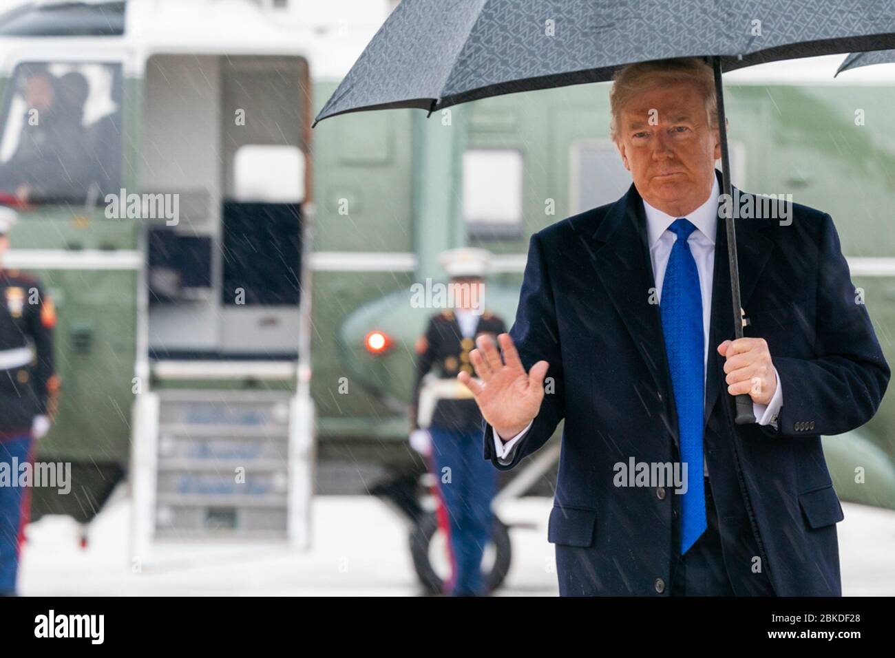 Präsident Donald J. Trump winkt nach dem Ausstieg von Marine One an der Joint Base Andrews, MD. Montag, 2. Dezember 2019, und geht zu Bord der Air Force One für seine Reise nach London. Präsident Trump reist nach London Stockfoto