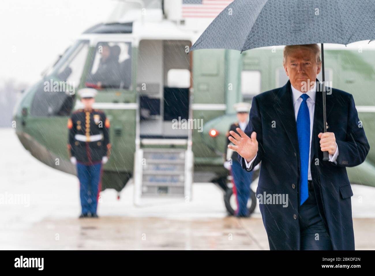 Präsident Donald J. Trump winkt nach dem Ausstieg von Marine One an der Joint Base Andrews, MD. Montag, 2. Dezember 2019, und geht zu Bord der Air Force One für seine Reise nach London. Präsident Trump reist nach London Stockfoto