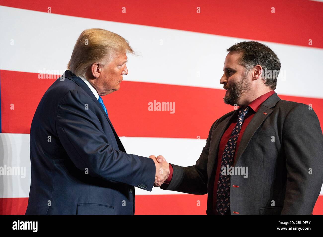 Am 7. Dezember 2019 begrüßte US-Präsident Donald J. Trump den Major Mathew Golsteyn auf der Bühne beim Staatsmann-Dinner der Republikanischen Partei Floridas in Aventura, Florida, nachdem er ihm am 15. November 2019 eine vollständige Begnadigung gewährt hatte. Stockfoto
