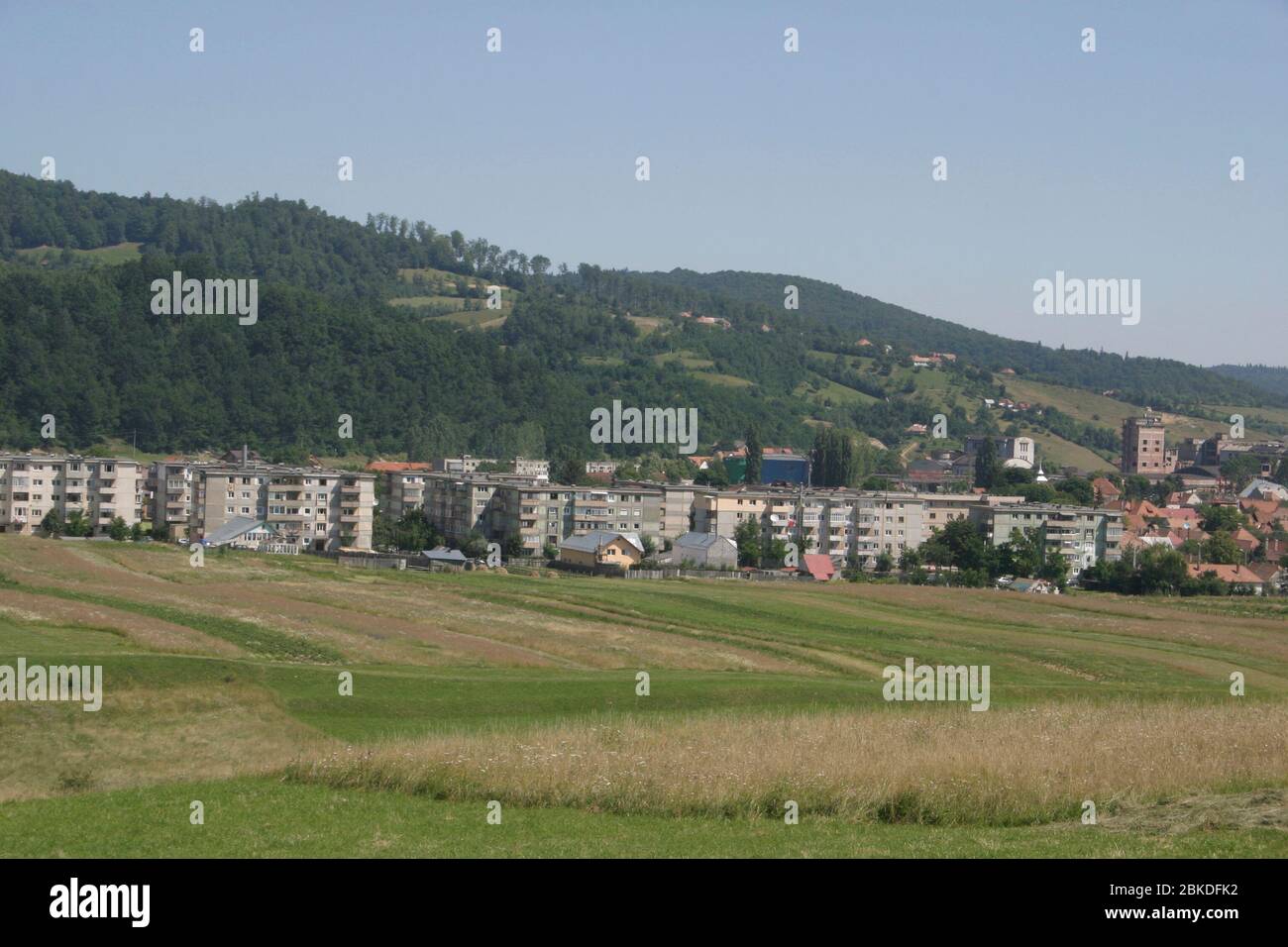 Landschaft in Brasov County, Rumänien, mit kommunistischen Ära Wohngebäude in der Stadt Zarnesti gesehen. Stockfoto