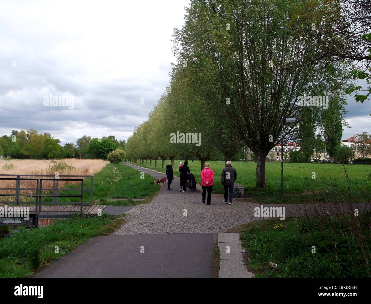 Der Bullengraben ist ein über 4 Kilometer langer Grünzug mit einem Fluss zur Havel in Berlin-Spandau. Stockfoto