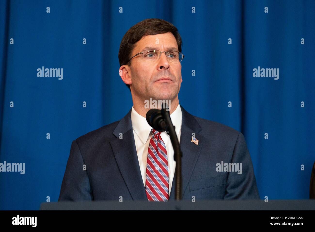 Verteidigungsminister Mark Esper spricht am Sonntag, 29. Dezember 2019, in Mar-a-Lago in Palm Beach, Florida, an die US-Militärverteidigungsschläge gegen iranisch unterstützte Milizen im Irak und in Syrien. Staatssekretär Pompeo, Verteidigungsminister Esper und Vorsitzender der Joint Chiefs of Staff General Milley Address Reporter Stockfoto