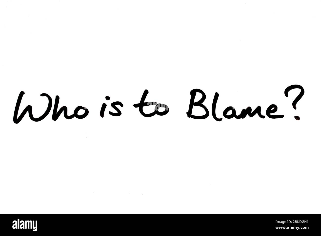 Wer ist schuld? Handgeschrieben auf weißem Hintergrund. Stockfoto