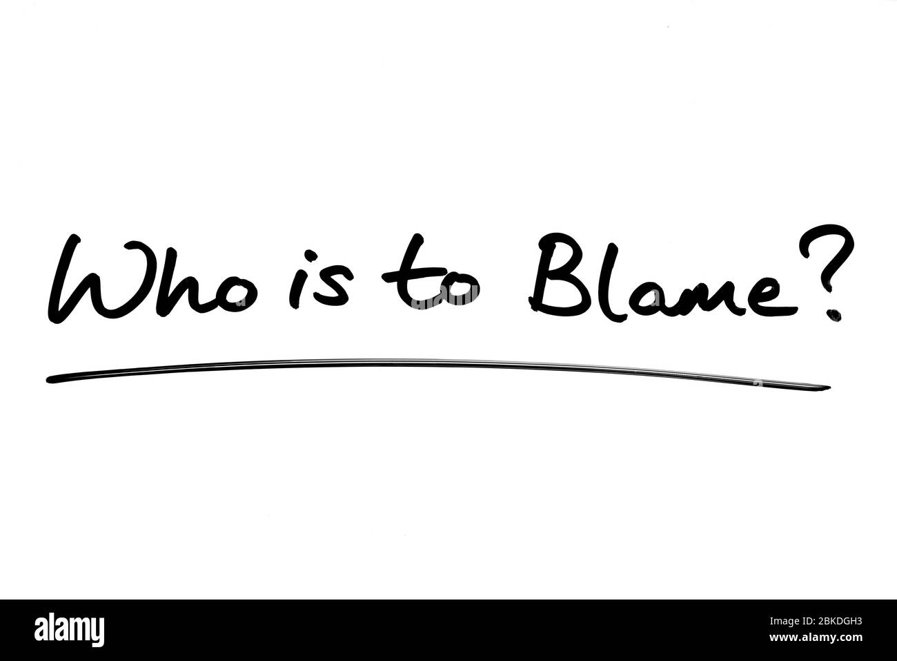Wer ist schuld? Handgeschrieben auf weißem Hintergrund. Stockfoto